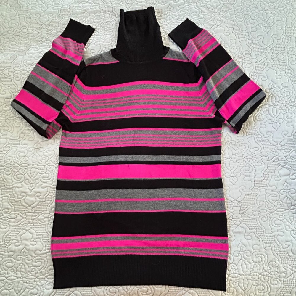 Ladies lightweight turtleneck sweater, Size M.